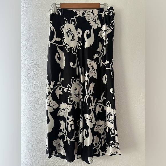 Chicos Design 100% Silk Floral Black White Midi Skirt Quiet Luxury Size 2 Large - Picture 6 of 7